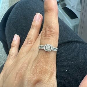 Elegant white gold diamond Ring. Size 6